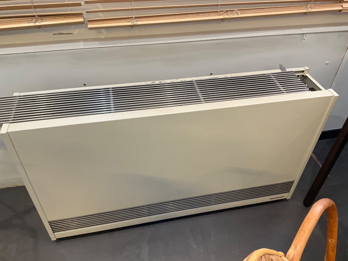 Lange vloerstaande convectorradiator met metalen ombouw