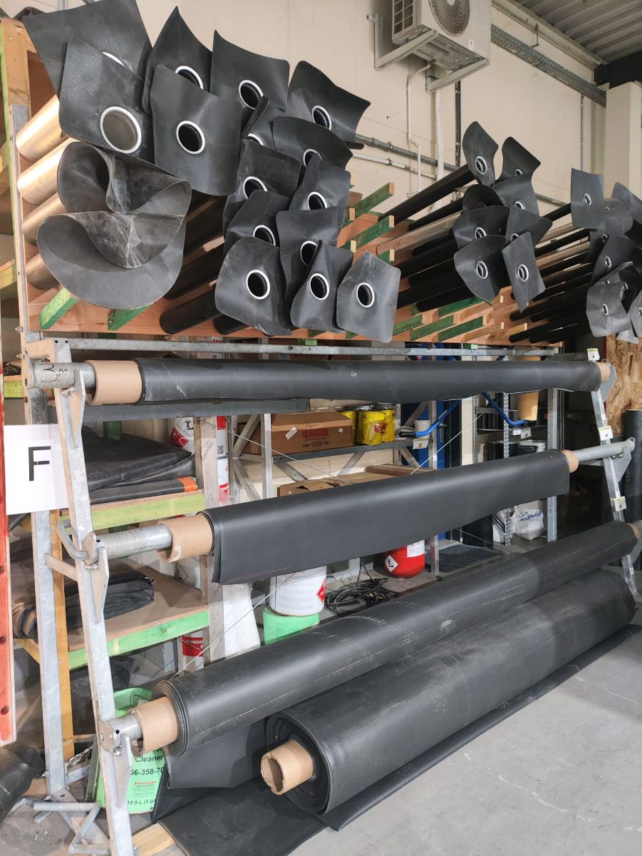 Zwarte EPDM-membranen op rollen met doorvoeronderdelen